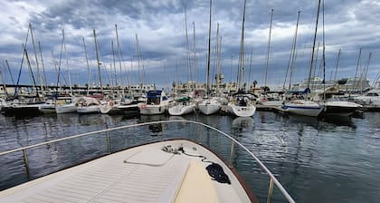 Barco en el centro de Alicante para 3 invitados.