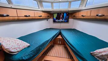 1 bedroom, bed sheets