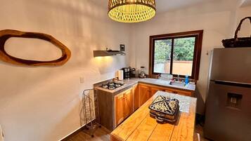 Coffee/tea maker, cookware/dishes/utensils, spices, lobster pot