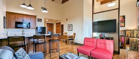 Télévision, table de tennis de table, livres