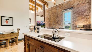 Een koelkast, een microgolfoven, een kookplaat