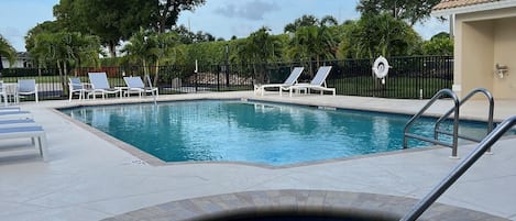 Piscine extérieure, piscine chauffée