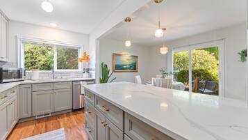 Jääkaappi, mikroaaltouuni, liesi, astianpesukone