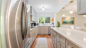 Jääkaappi, mikroaaltouuni, liesi, astianpesukone