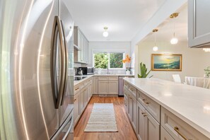 Kühlschrank, Mikrowelle, Herdplatte, Geschirrspüler