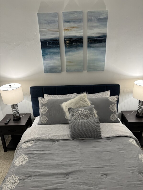 2 bedrooms, free WiFi, bed sheets - Bungalow on Main!! (Madison)