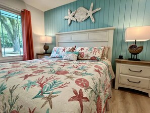 4 soverom, skrivebord, strykejern/-brett og reiseseng for barn