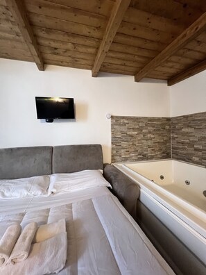 Deluxe Triple Room | Blackout curtains, free WiFi - ponte di chiaia rooms (Naples)
