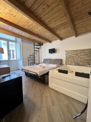 Deluxe Triple Room | Blackout drapes, WiFi (free) - ponte di chiaia rooms (Naples)