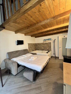 Deluxe Triple Room | Blackout curtains, free WiFi - ponte di chiaia rooms (Naples)