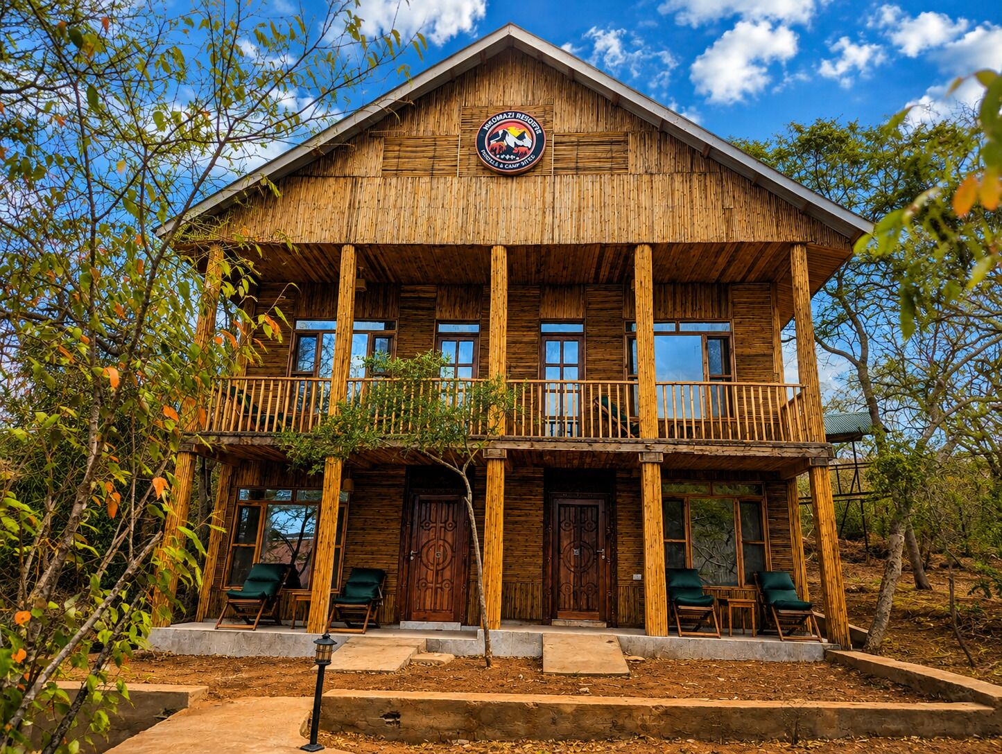 Un edificio de madera con balcón, puerta y ventana.