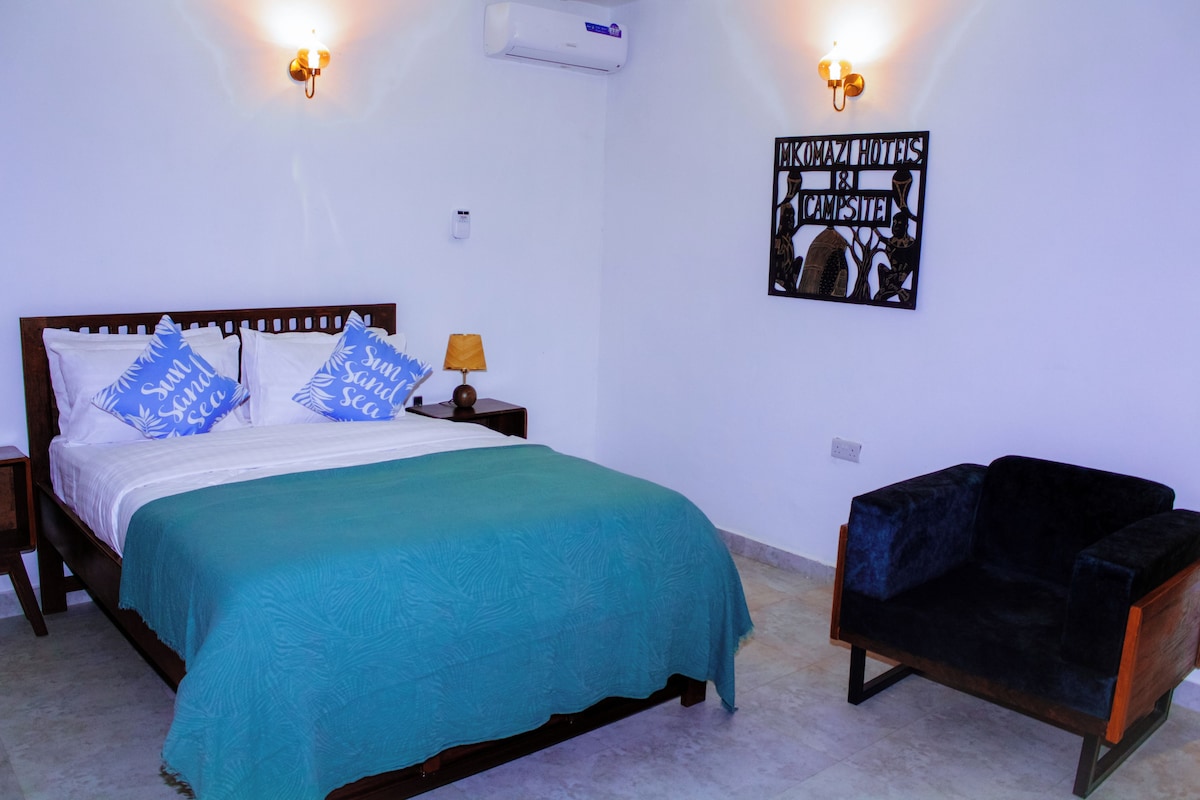 Family Studio Suite, Kitchen, Mountain View | Frette Italian sheets, premium bedding, pillowtop beds, soundproofing