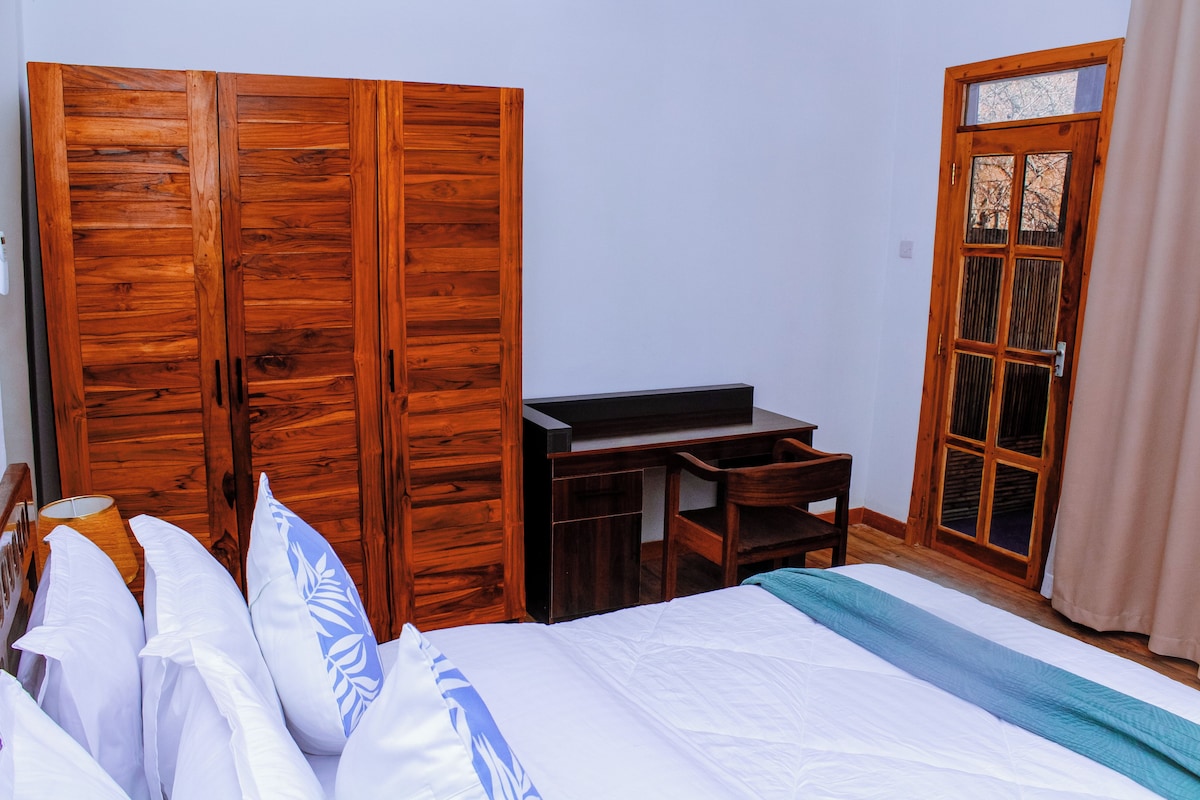 Classic Suite, Mountain View | Frette Italian sheets, premium bedding, pillowtop beds, soundproofing