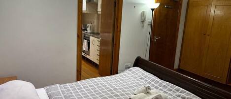 Iron/ironing board, WiFi, bed sheets