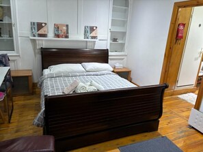 Iron/ironing board, WiFi, bed sheets