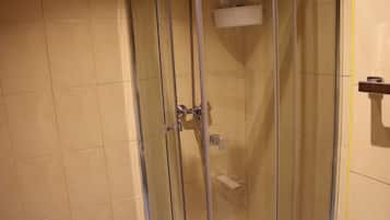 Basic Double Room | Bathroom