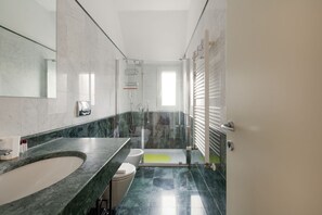 Regadera, secadora de cabello, bidet, toallas 