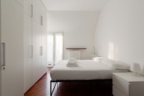 2 bedrooms, desk, iron/ironing board, WiFi