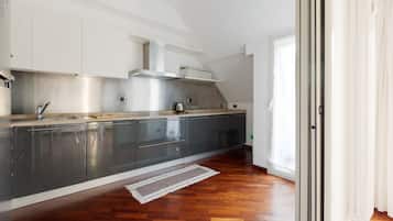 Frigorifero, forno, piano cottura, lavastoviglie