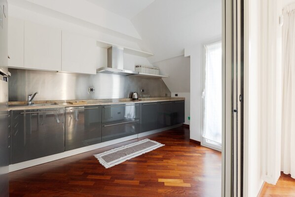 Fridge, oven, stovetop, dishwasher