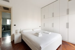 2 habitaciones, escritorio, tabla de planchar con plancha y wifi