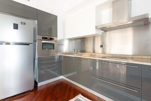 Fridge, oven, stovetop, dishwasher