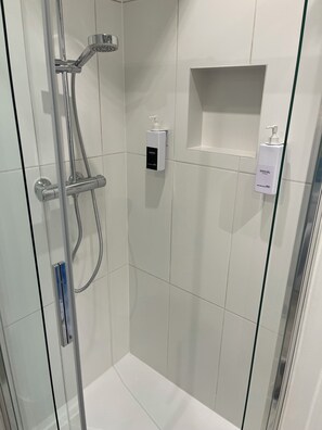 Haartrockner, Handtücher, Seife, Shampoo