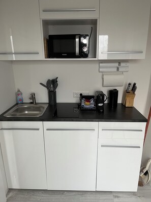Kühlschrank, Mikrowelle, Herdplatte, Wasserkocher mit Kaffee-/Teezubehör