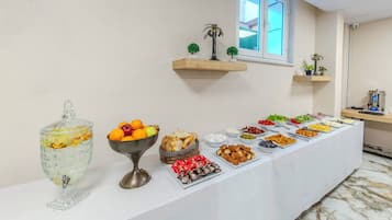 Dagelijks ontbijtbuffet (EUR 12 per persoon)