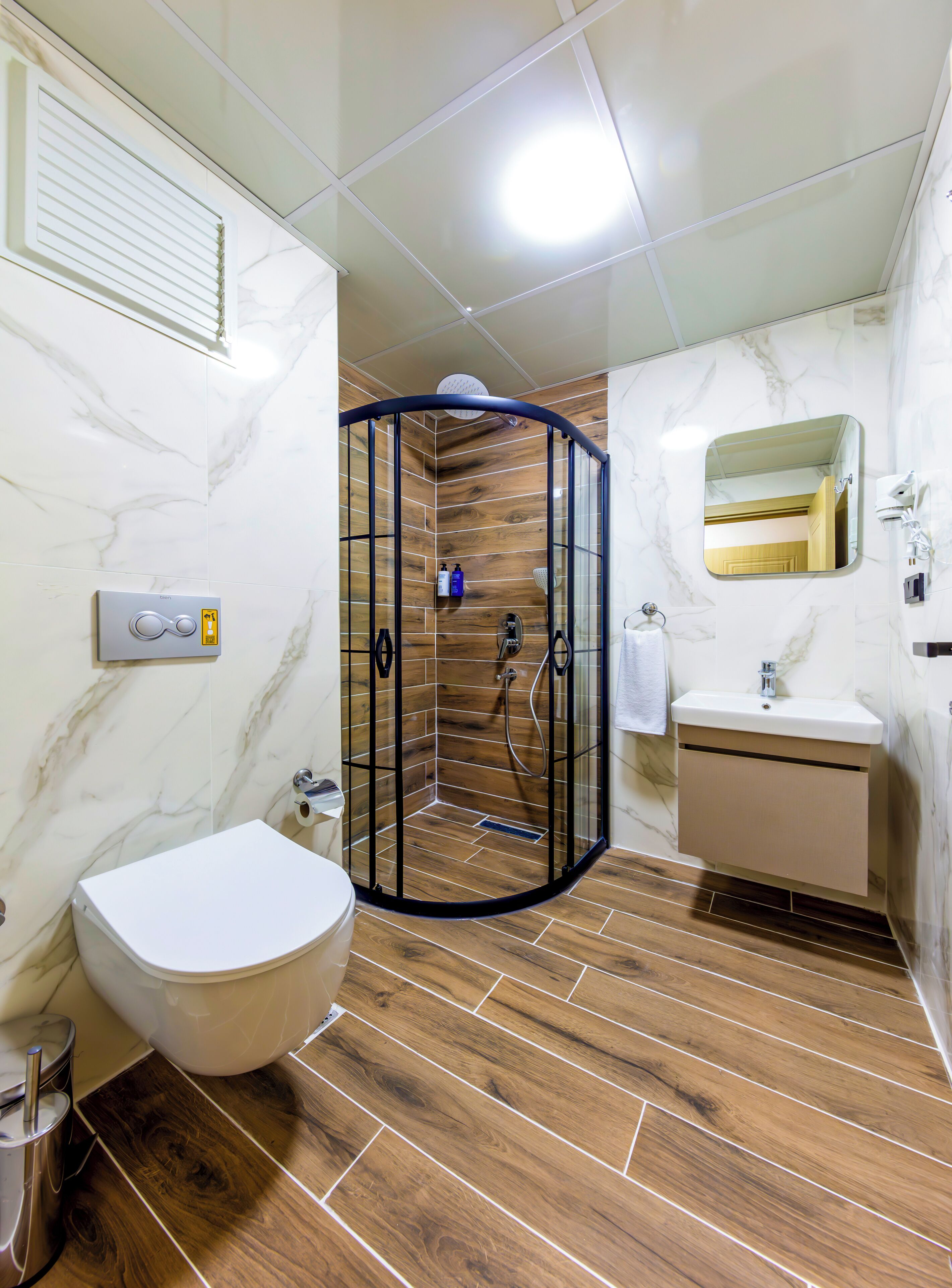 Douche, articles de toilette gratuits, sèche-cheveux, chaussons