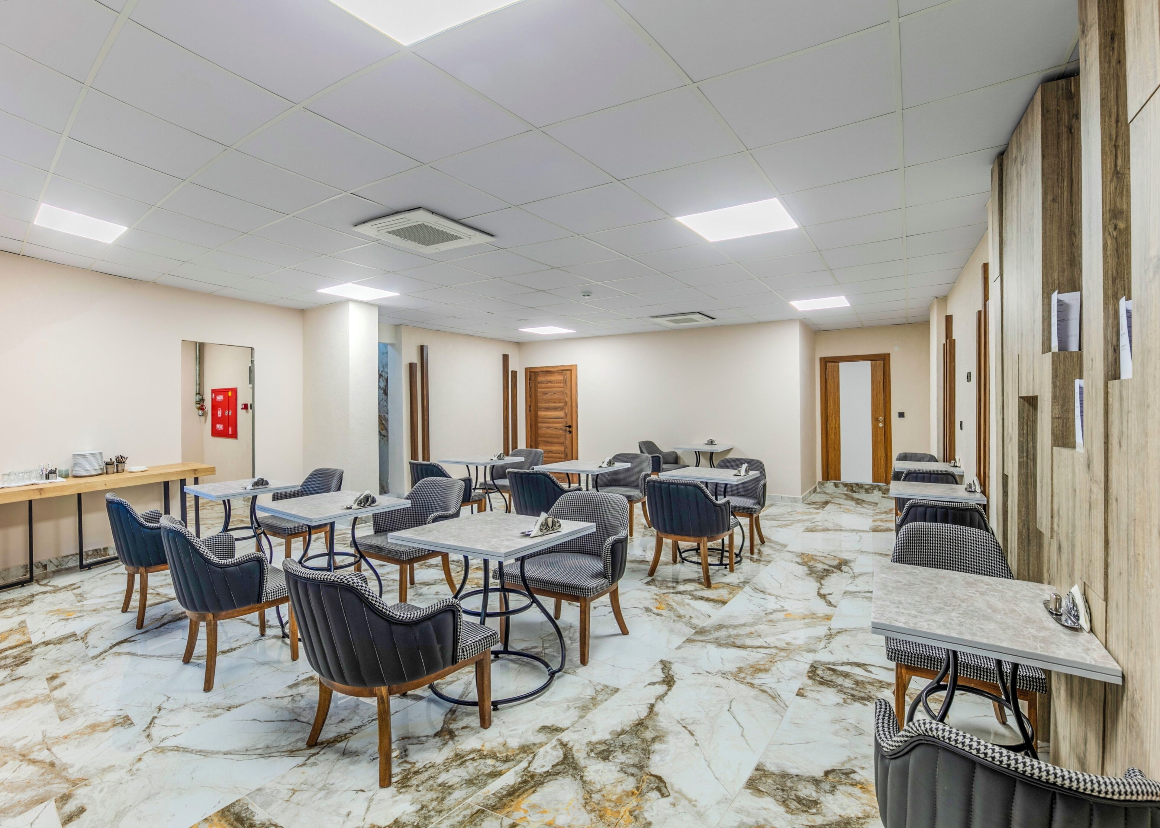 Petit déjeuner buffet (12 EUR par personne)