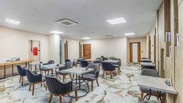 Petit déjeuner buffet (12 EUR par personne)