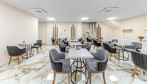 Desayuno buffet (EUR 12 por persona)