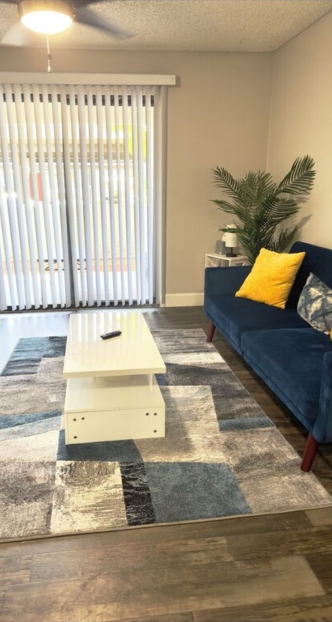 FABULOUS 2br 2bath,with patio free cable and wifi. Pool, jacuzzi, gym.50inch TV 