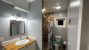 Premium Studio | Bathroom - Villas De Cisnes  (Roatan)