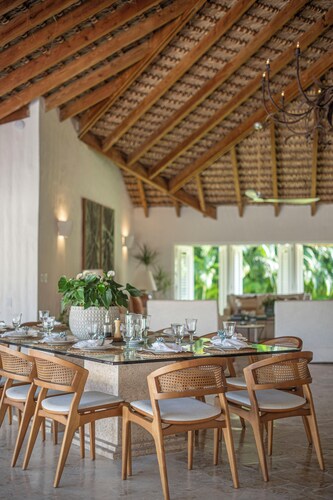 Beachside Open-Concept Villa & Golf Course Views