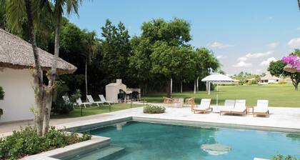 Beachside Open-Concept Villa & Golf Course Views