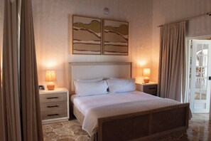 4 bedrooms, in-room safe, desk, iron/ironing board