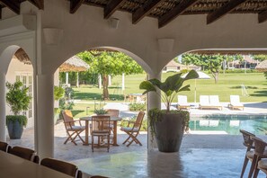 Outdoor dining - Beachside Open-Concept Villa & Golf Course Views (La Romana)