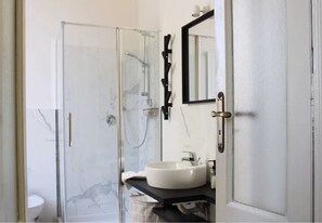 Douche, sèche-cheveux, bidet, serviettes fournies