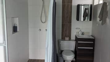 Deluxe Room | Bathroom