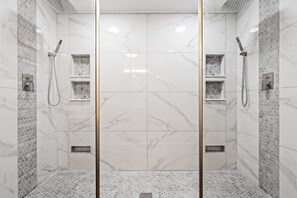 Douche, serviettes fournies, savon, shampooing