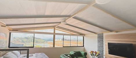 Luxury Suite | Free WiFi, bed sheets