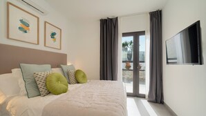Quarto com cama, janela e varanda.