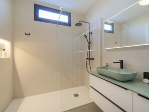 Shower, hair dryer, towels - Sunset Sights | Modern ocean-view 4-bedroom villa with heated pool. (Montaña Roja)