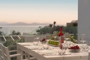 Outdoor dining - Sunset Sights | Modern ocean-view 4-bedroom villa with heated pool. (Montaña Roja)