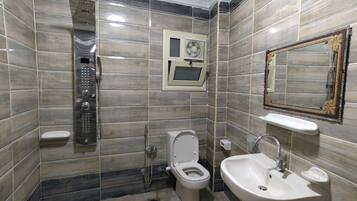 Dusche, Haartrockner, Handtücher, Seife