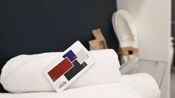 Shower, rainfall showerhead, free toiletries, hair dryer