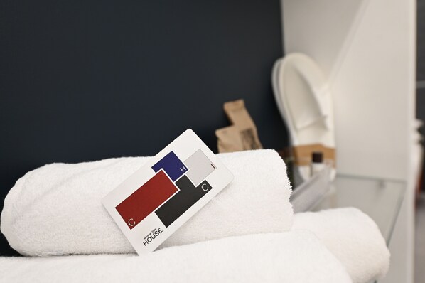 샤워 시설, 레인폴 샤워기, 무료 세면용품, 헤어드라이어