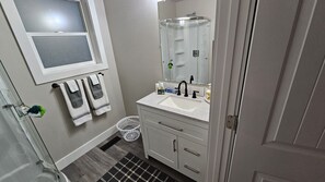Douche, séchoir à cheveux, serviettes fournies, savon